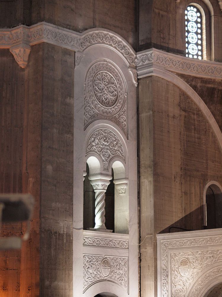 800px-Temple_of_Saint_Sava_inside.jpg