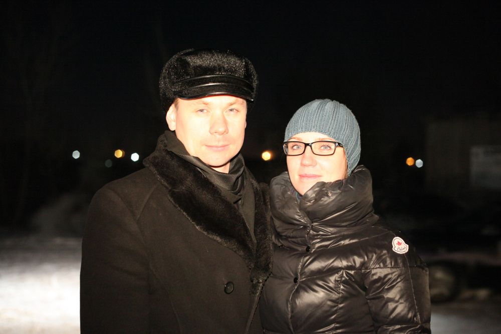 Пара под лучами прожектора.