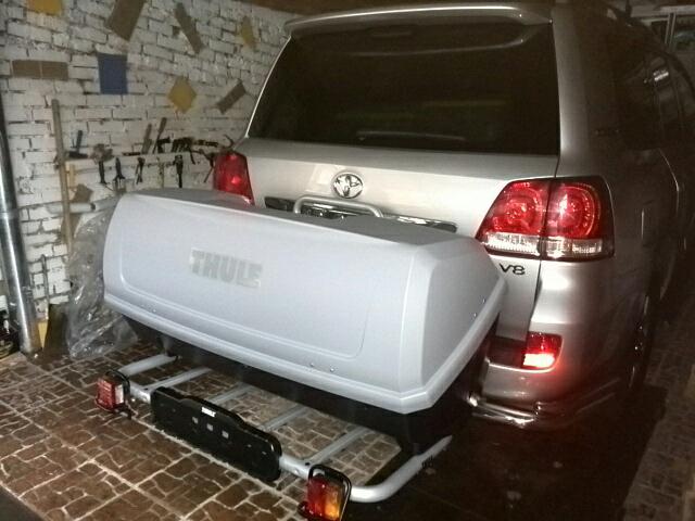 Базовая платформа Thule EasyBase 949 и бокс Thule BackUp 900 на Toyota Land Cruiser
