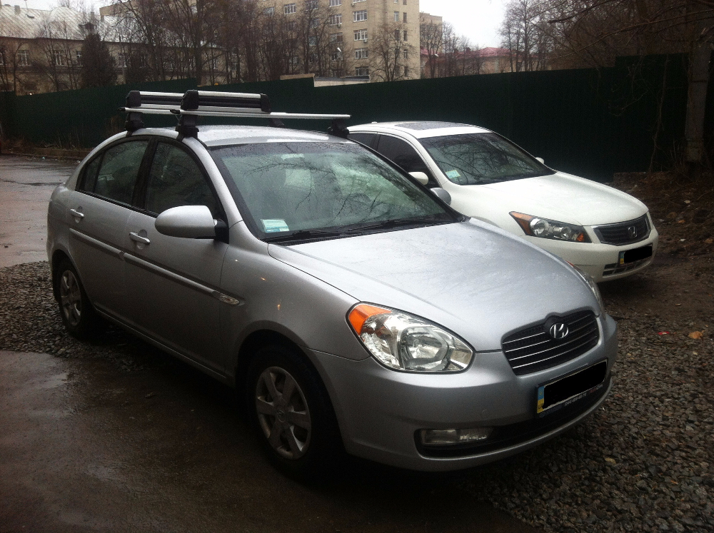 Багажник Thule-754 с поперечинами StreamStyle и крепление для лыж CarStyle SkiStyle на Hyundai Accent
