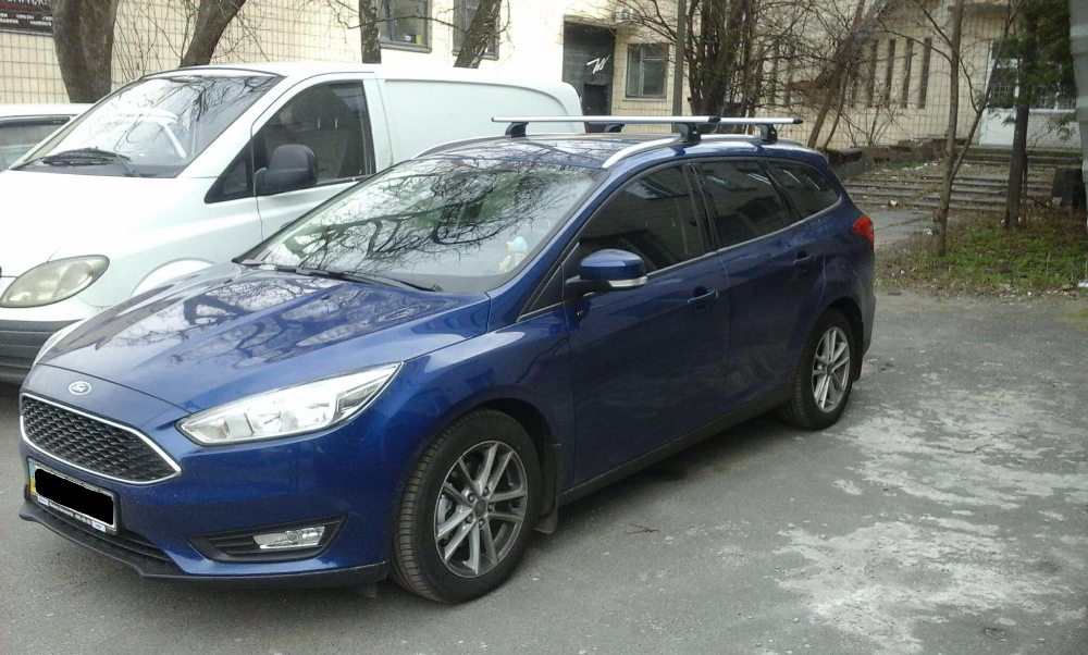 Багажник Thule-753 с поперечинами WingBar на Ford Focus