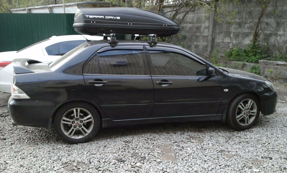 Багажник Amos Dromader Plus с аэро поперечинами и бокс Terra Drive-440 (черный) на Mitsubishi Lancer