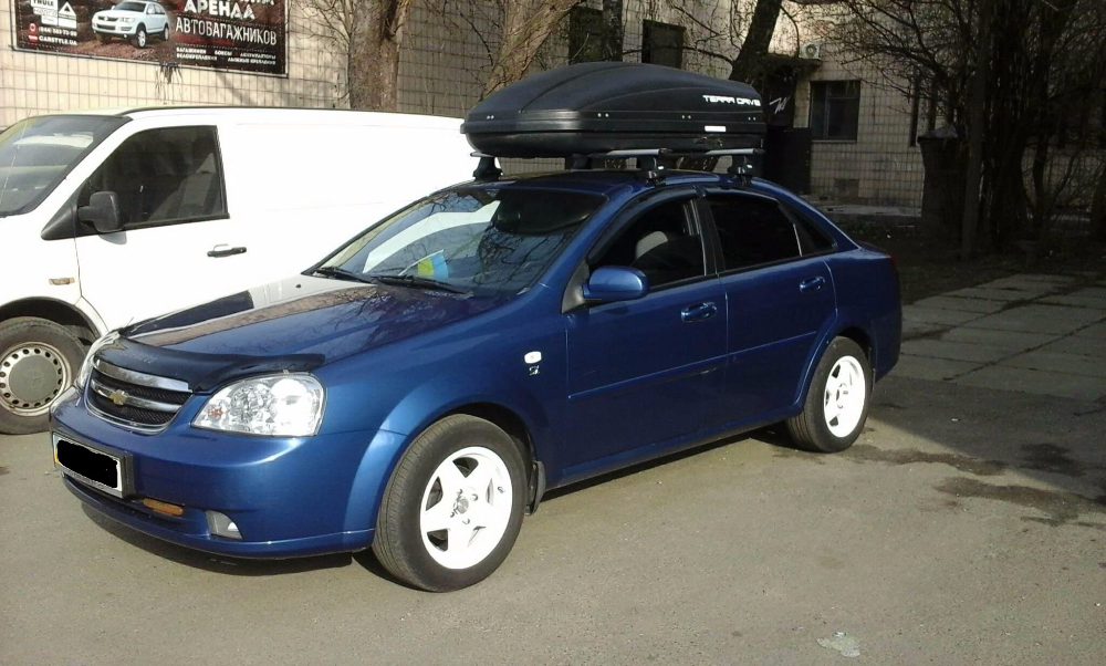 Багажник Thule-754 с поперечинами StreamStyle и бокс Terra Drive-480 (черный) на Chevrolet Lacetti