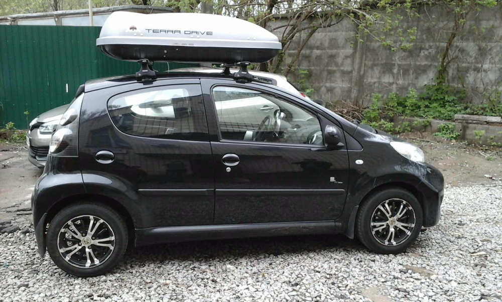 Багажник Thule-754 с поперечинами StreamStyle и бокс Terra Drive-420 (серый) на Peugeot 107
