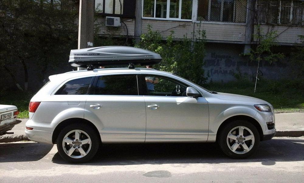 Багажник Thule-753 с поперечинами StreamStyle и бокс Terra Drive-480 (серый) на Audi Q7