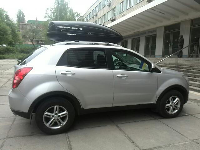 Багажник Aguri Prestige (невыступающий) и бокс Terra Drive-440 (черный) на SsangYong Korando