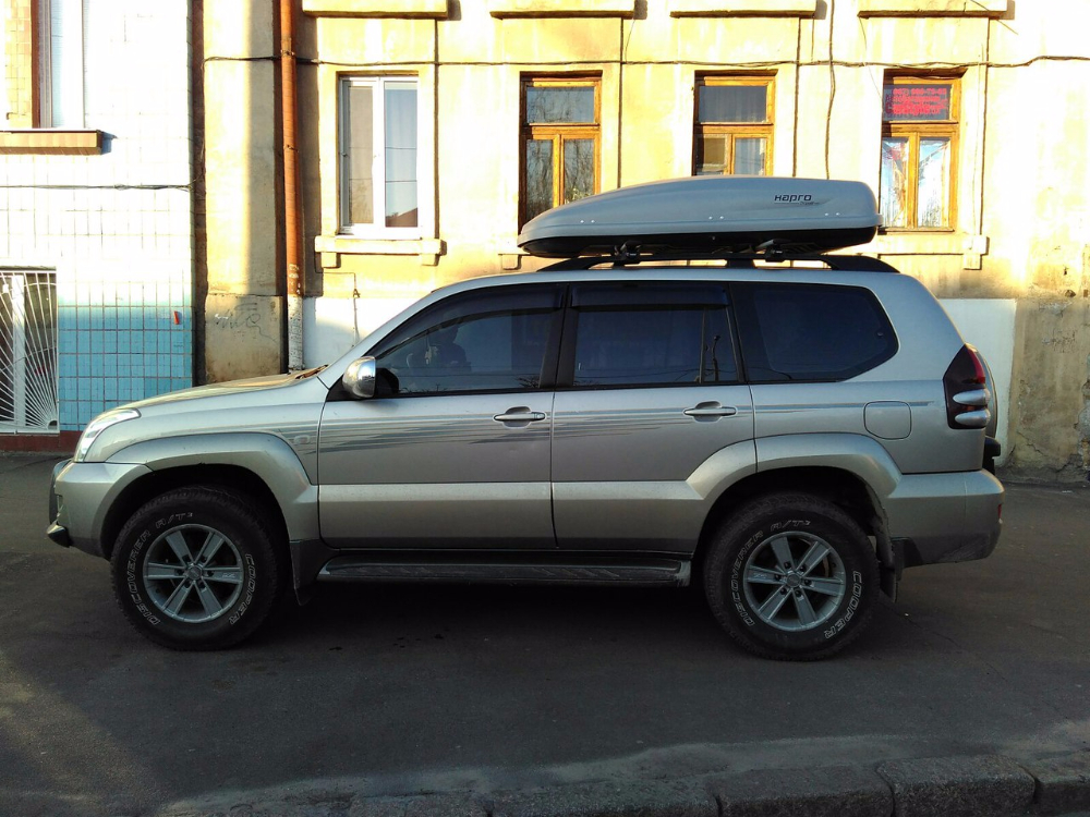 Багажник Thule-757 с поперечинами WingBar и бокс Hapro Traxer 6.6 на Toyota Land Cruiser