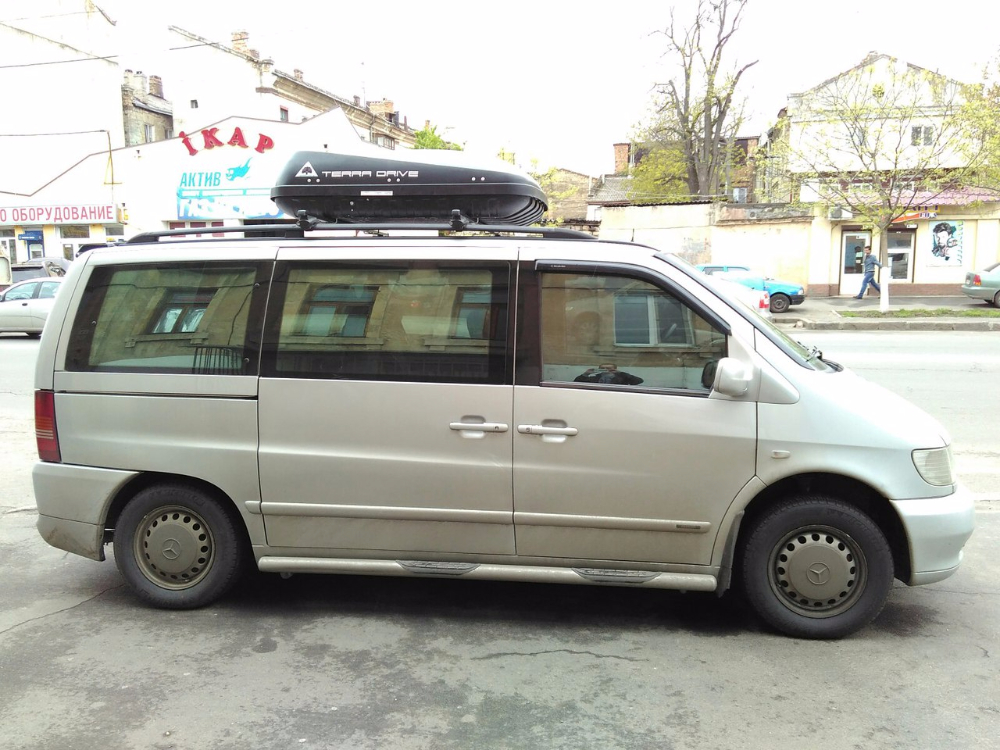Багажник CarStyle Straps с поперечинами SquareBar и бокс Terra Drive-420 (черный) на Mercedes Vito
