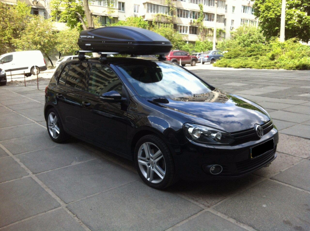 Багажник Thule-754 с поперечинами AeroStyle и бокс Terra Drive-480 (черный) на VW Golf