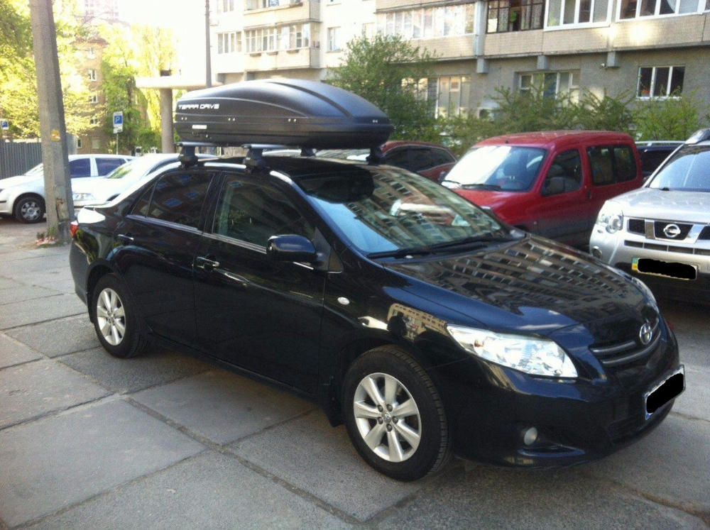 Багажник Thule-754 с поперечинами StreamStyle и бокс Terra Drive-440 (черный) на Toyota Corolla