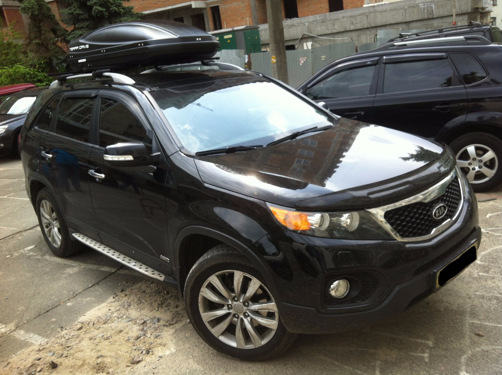 Багажник Amos Nowy Stl и бокс Terra Drive-480 (черный) на Kia Sorento