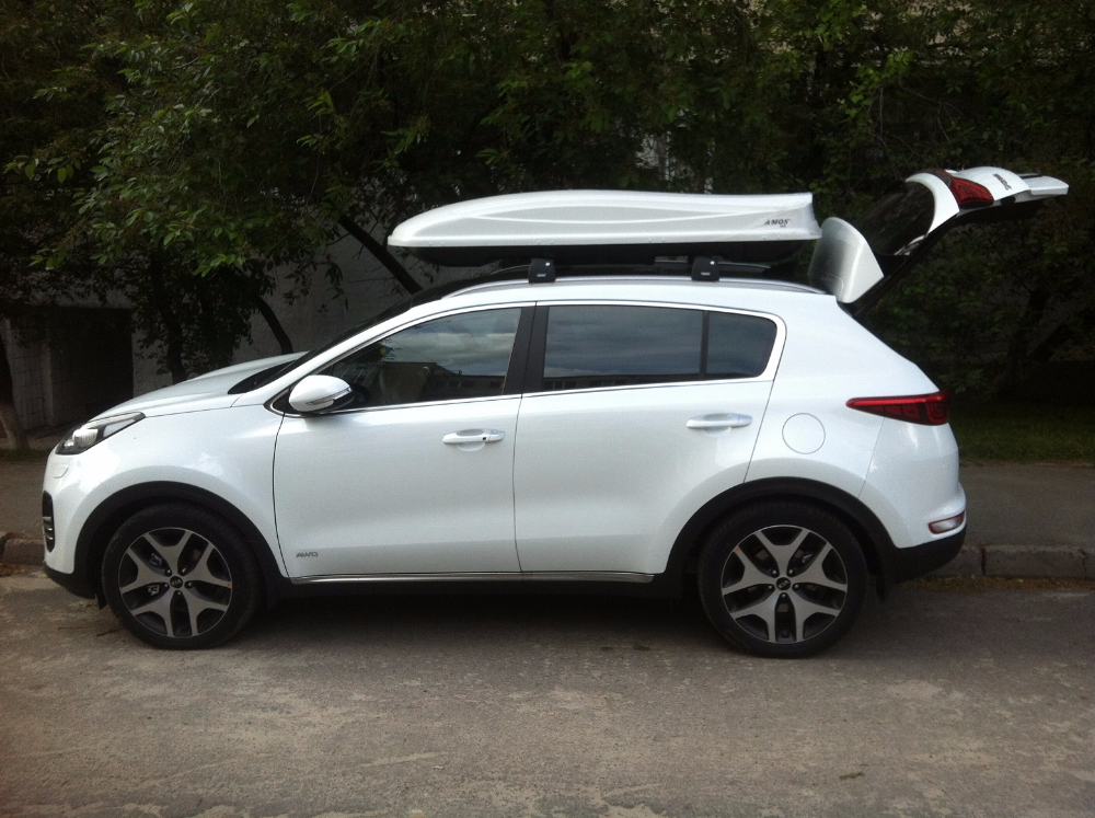 Багажник Thule WingBar Edge 959 и бокс Amos 500 White на Kia Sportage