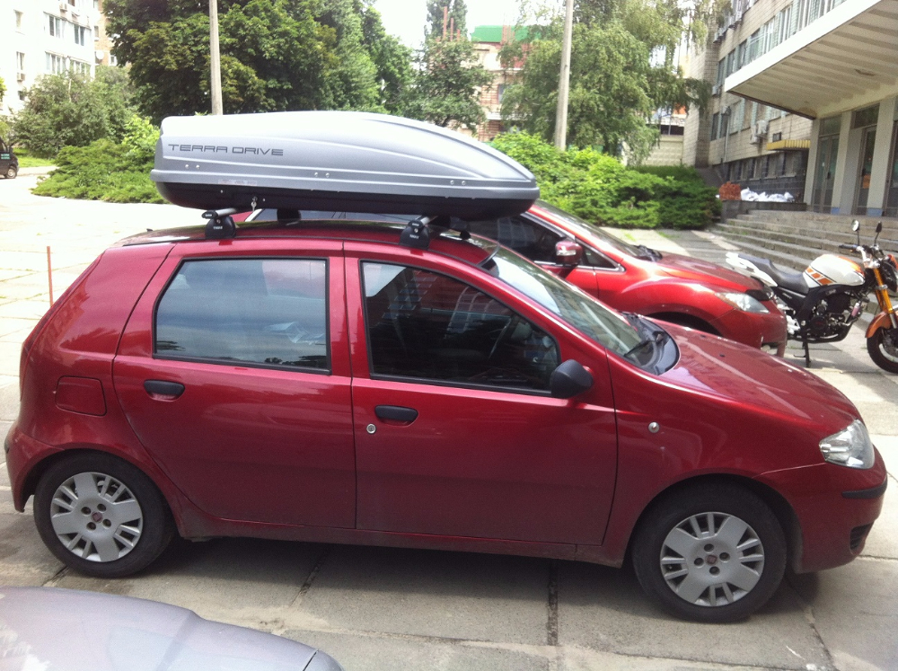 Багажник Thule-753 с поперечинами AeroStyle и бокс Terra Drive-440 (серый)на Fiat Punto