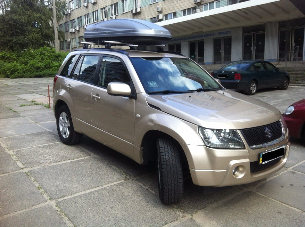 Багажник Thule-753 с поперечинами StreamStyle и и бокс Terra Drive-480 (серый) на Suzuki Grand Vitara