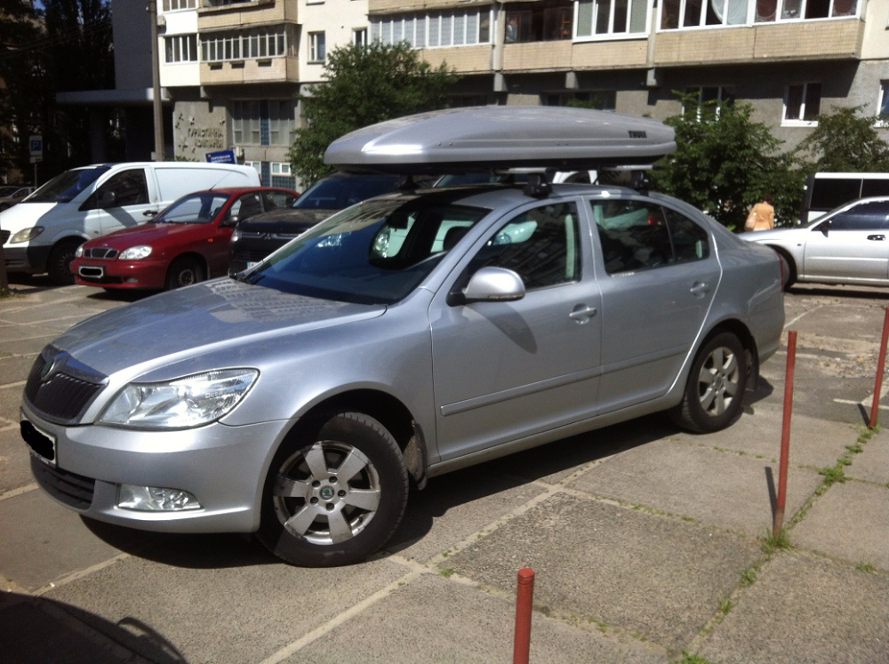 Багажник Thule-754 WingBar и бокс Thule Spirit 820 на Skoda Octavia