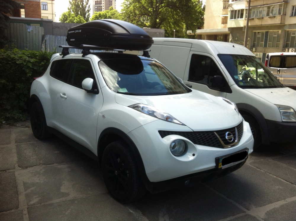Багажник Thule-754 с поперечинами StreamStyle и бокс Terra Drive-440 (черный) на Nissan Juke