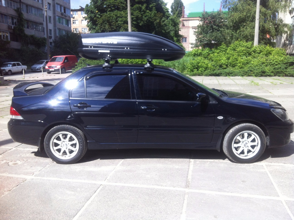 Багажник Thule-754 с поперечинами StreamStyle и бокс Terra Drive-440 (черный) на Mitsubishi Lancer