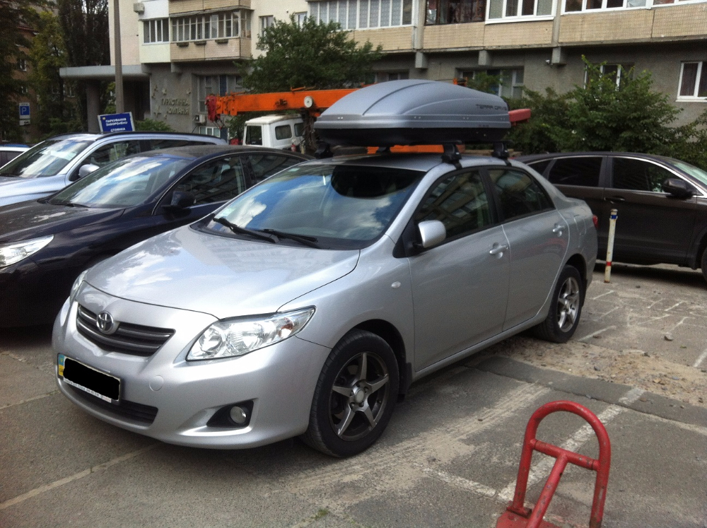 Багажник Thule-754 с поперечинами SquareBar и бокс Terra Drive-440 (серый) на Toyota Corolla