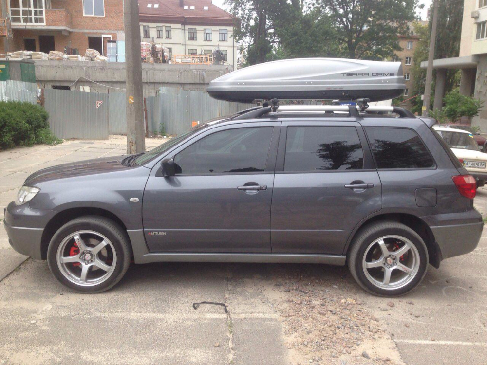 Багажник Thule-775 AeroBar и бокс Terra Drive-480 (серый) на Mitsubishi Outlander