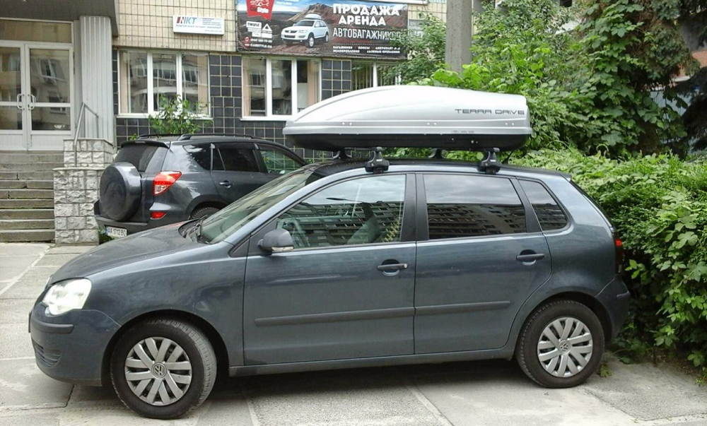 Багажник Thule-754 с поперечинами SquareBar и бокс Terra Drive-440 (серый) на VW Polo