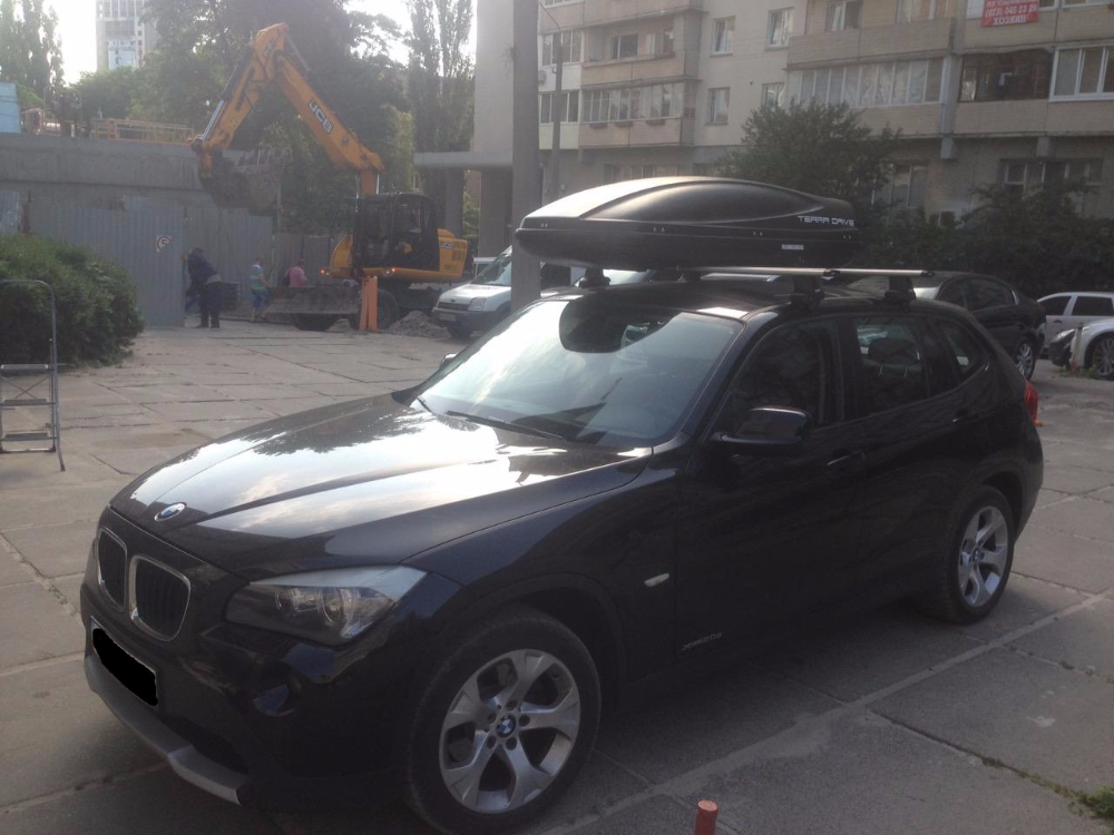 Багажник Thule-754 с поперечинами StreamStyle и бокс Terra Drive-480 (черный) на BMW X1