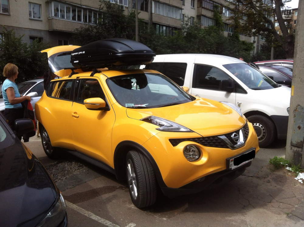 Багажник Thule-754 с поперечинами StreamStyle и бокс Terra Drive-440 (черный) на Nissan Juke