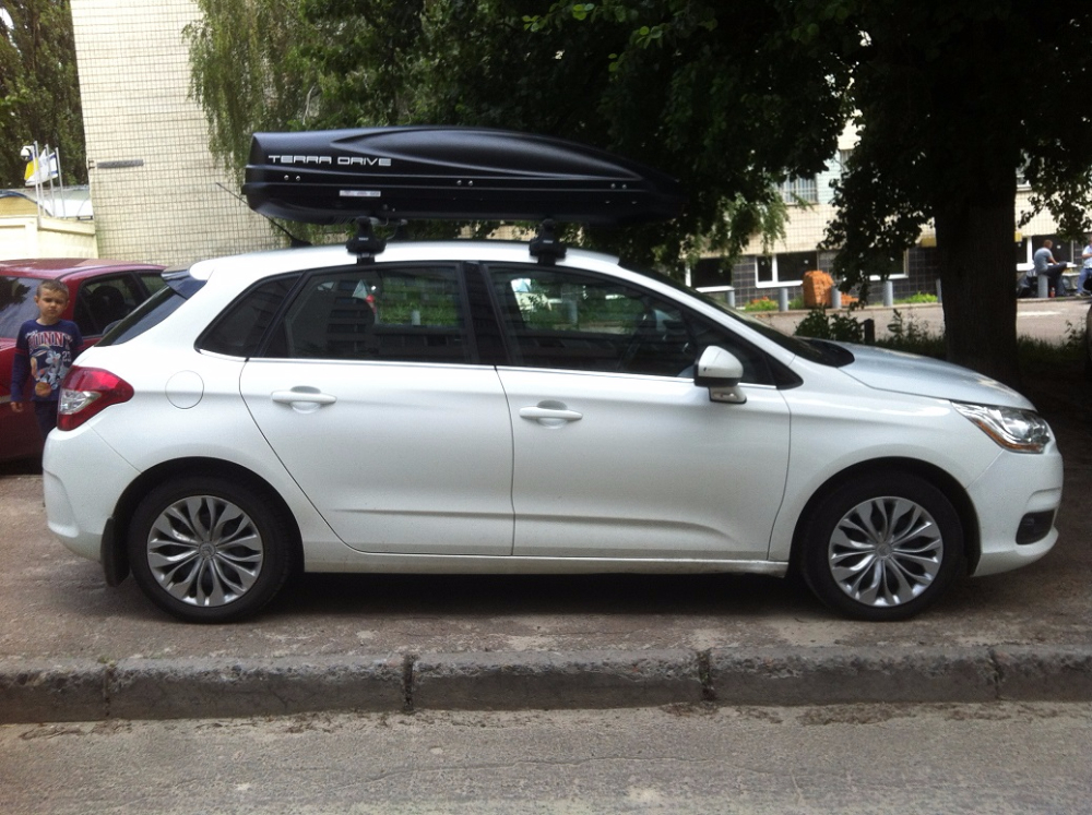 Багажник Thule-754 с поперечинами AeroBar и бокс Terra Drive-480 (черный) на Citroen C4