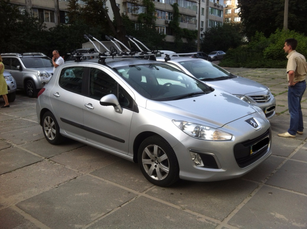 Багажник Thule-753 с поперечинами StreamStyle и крепление Thule FreeRide-532 на Peugeot 308
