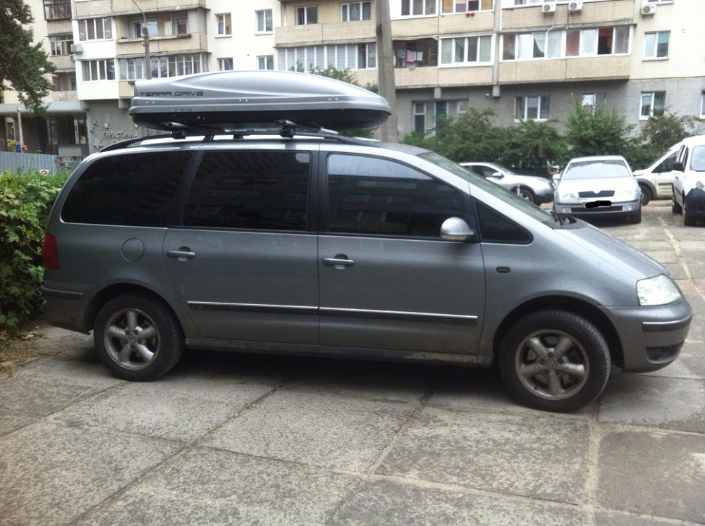 Багажник CarStyle Rails с поперечинами StreamStyle и бокс Terra Drive-480 (серый) на VW Sharan