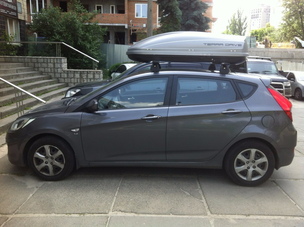 Багажник Amos Beta с поперечинами Wind и бокс Terra Drive-440 (серый) на Hyundai Accent