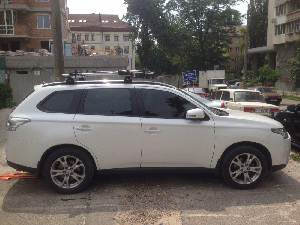 Багажник Thule-753 WingBar и крепление CarStyle BikeStyle на Mitsubishi Outlander