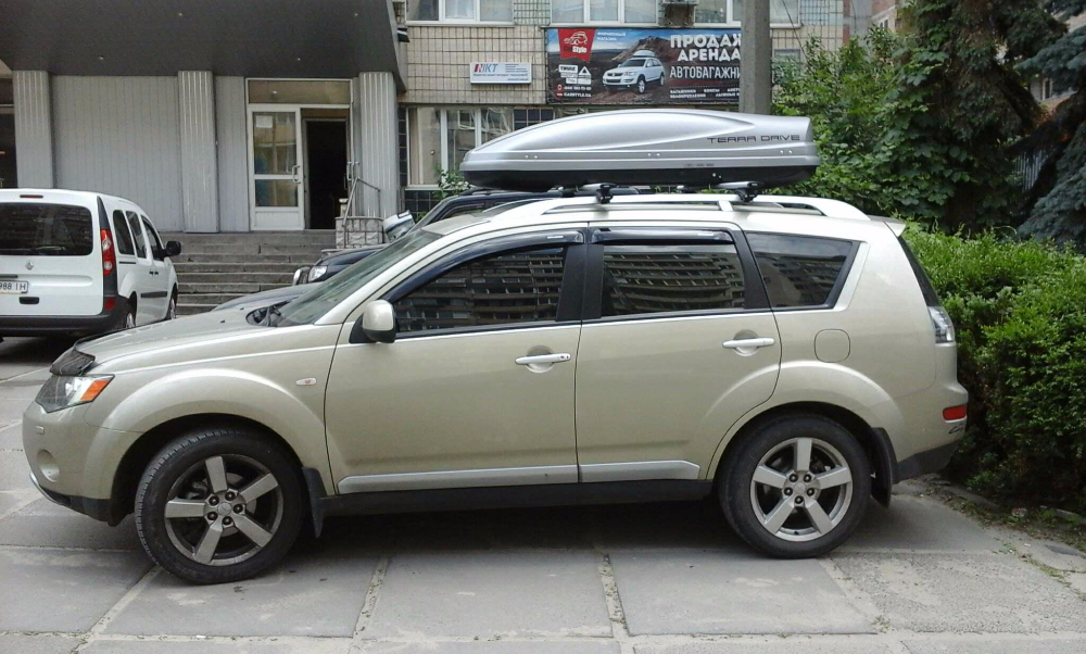 Багажник CarStyle Straps с поперечинами StreamStyle и бокс Terra Drive-480 (серый) на Mitsubishi Outlander