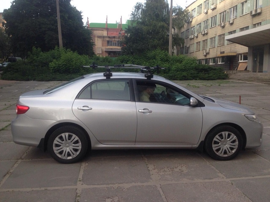 Багажник Thule-754 с поперечинами AeroStyle и крепление Thule FreeRide-532 на Toyota Corolla