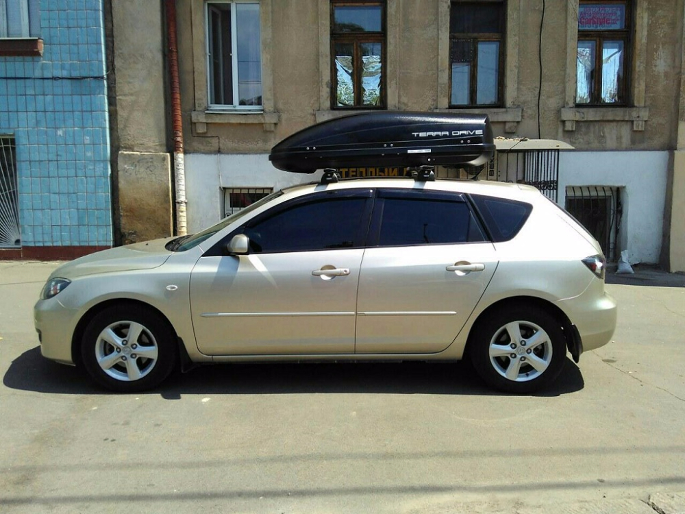 Багажник Thule-753 поперечинами WingBar и бокс Terra Drive-440 (черный) на Mazda 3