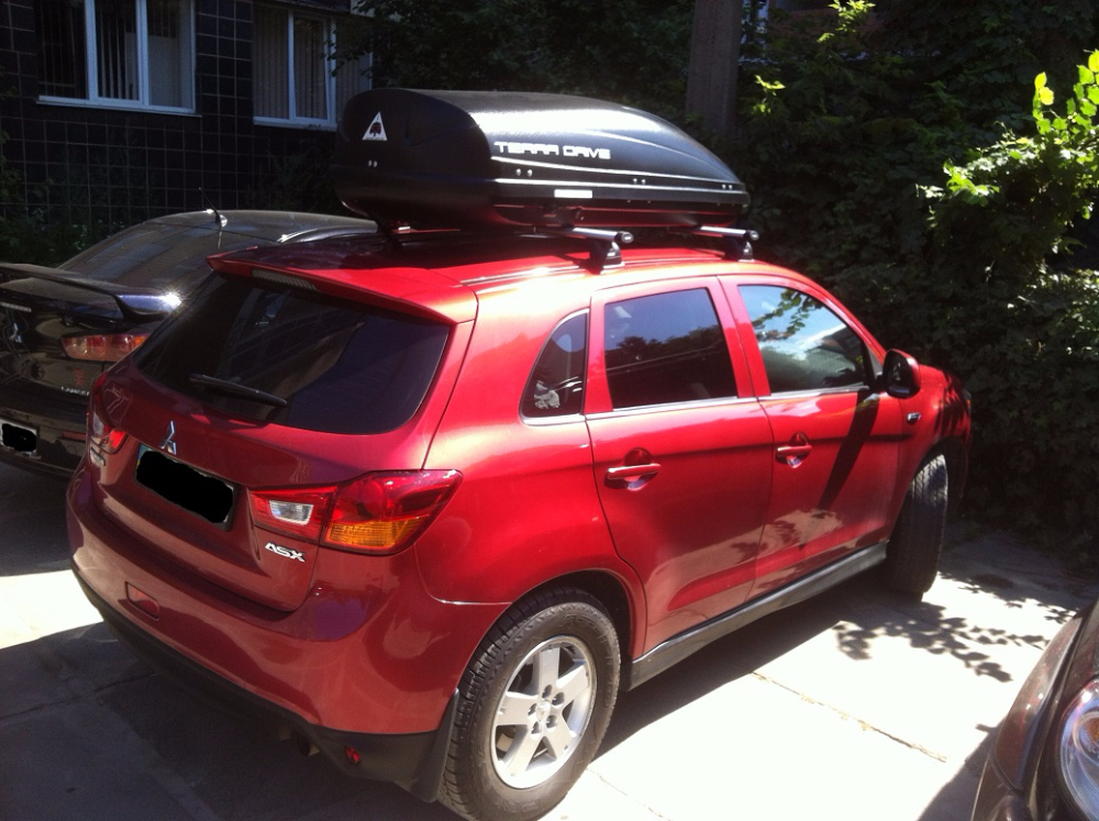 Багажник Thule-753 с поперечинами AeroStyle и бокс Terra Drive-440 (черный) на Mitsubishi ASX