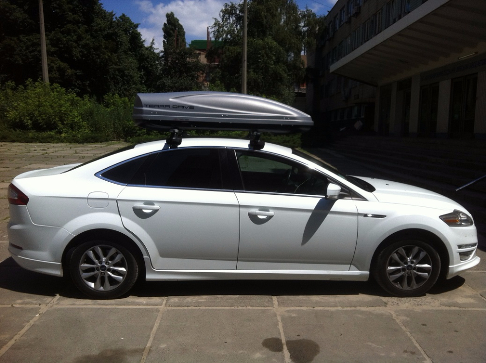 Багажник Thule-754 с поперечинами AeroStyle и бокс Terra Drive-480 (серый) на Ford Mondeo