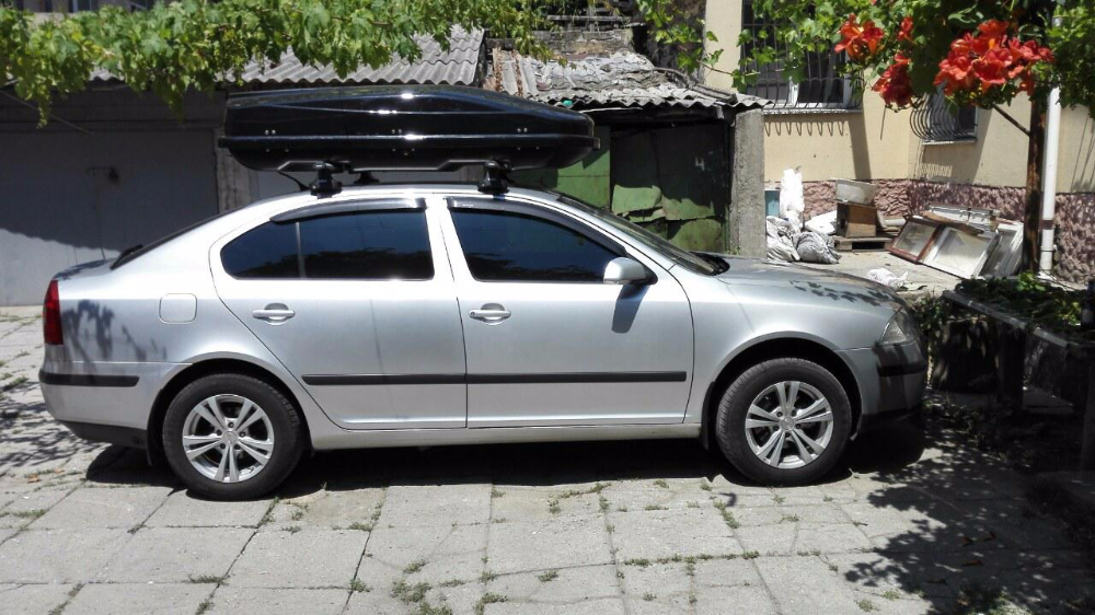 Багажник Thule-754 поперечинами AeroStyle и бокс Junior Xtreme 600 (черный) на Skoda Octavia