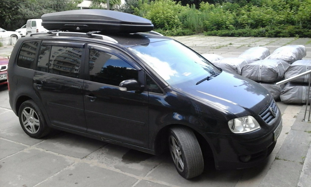 Багажник Aguri Prestige и бокс WTR-490 (черный) на VW Touran