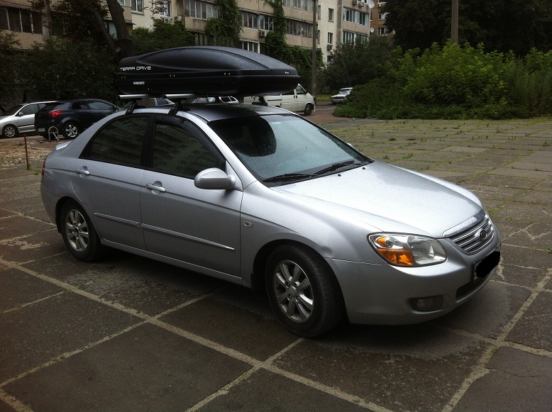 Багажник Amos Dromader Aero и бокс Terra Drive-480 (черный) на Kia Cerato