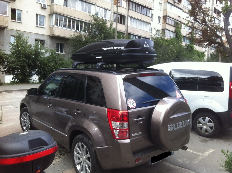 Багажник Thule Edge 959 Black (невыступающий) и бокс Terra Drive-480 (черный) на Suzuki Grand Vitara