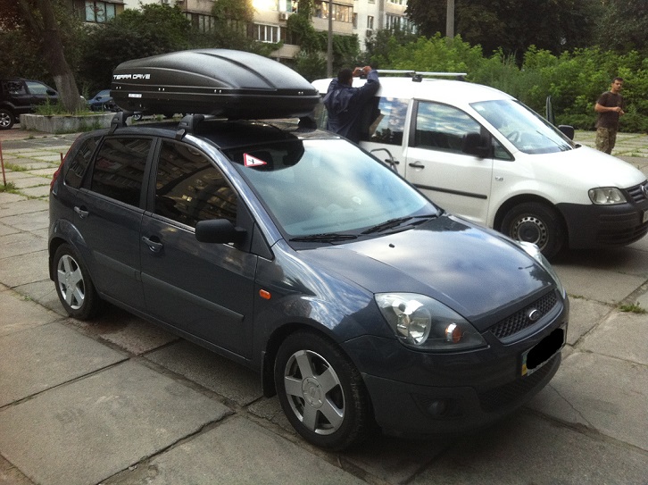 Багажник Whispbar Flush (невыступающий) и бокс Terra Drive-440 (черный) на Ford Fiesta