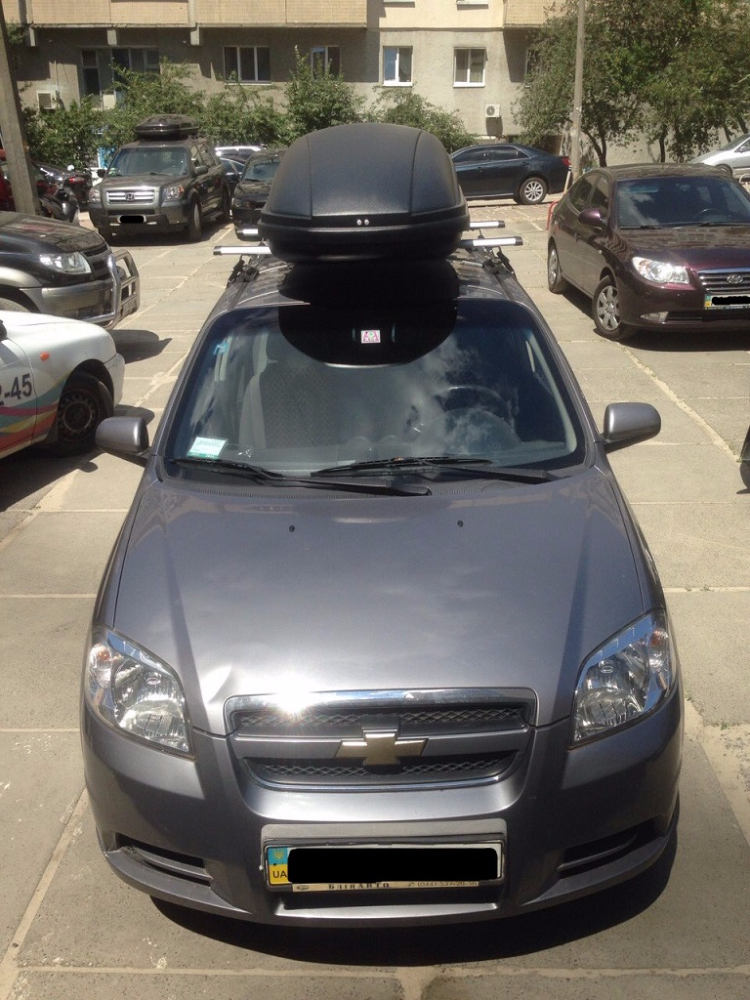 Багажник Kenguru Camel с поперечинами AeroStyle и бокс Terra Drive-440 (черный) на Chevrolet Aveo