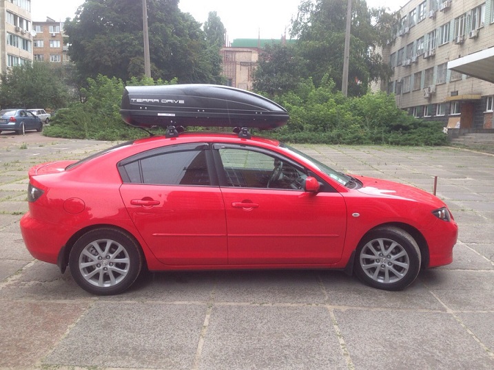 Багажник Thule-753 поперечинами AeroStyle и бокс Terra Drive-440 (черный) на Mazda 3