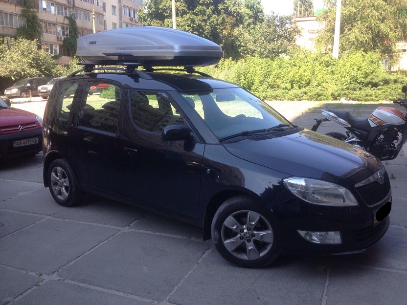 Багажник Thule-757 WingBar и бокс Thule Motion 800 на Skoda Roomster
