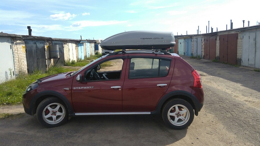Багажник Amos Futura Aero и бокс Terra Drive-440 (серый) на Renault Sandero