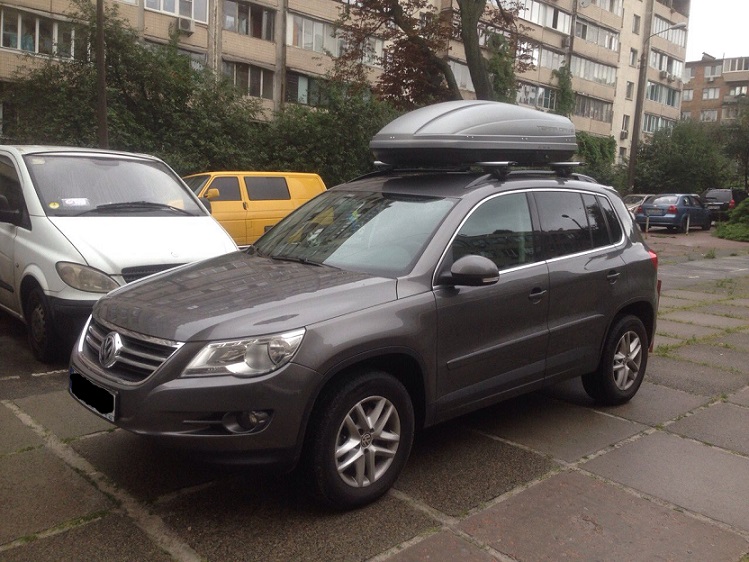 Багажник CarStyle Rails с поперечинами StreamStyle и бокс Terra Drive-440 (серый) на VW Tiguan