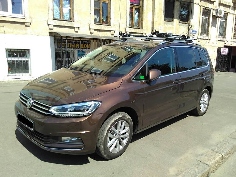 Багажник Thule-775 WingBar и крепление Thule ProRide-591 на VW Touran