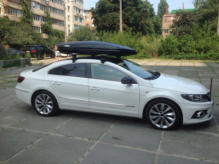 Багажник Thule-754 с поперечинами StreamStyle и бокс Thule Dynamic 800 на VW CC