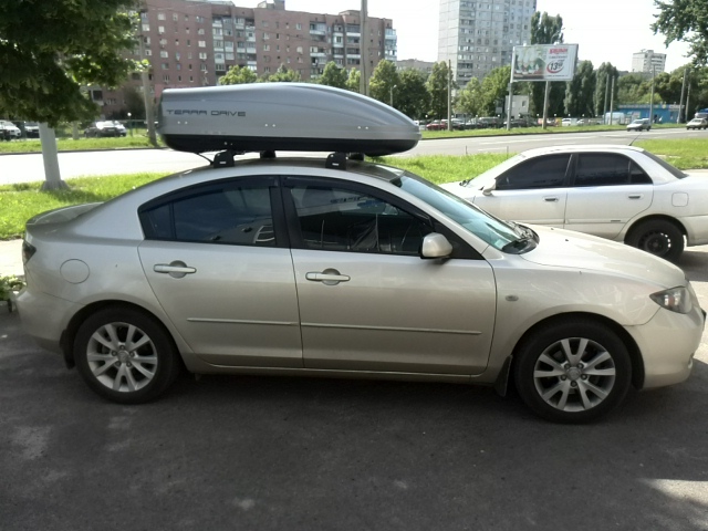 Багажник Thule Edge 959 и бокс Terra Drive-440 (серый) на Mazda 3