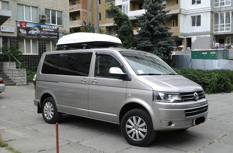 Багажник Thule-751 с поперечинами WingBar и бокс Junior Altro 500 White на VW Multivan